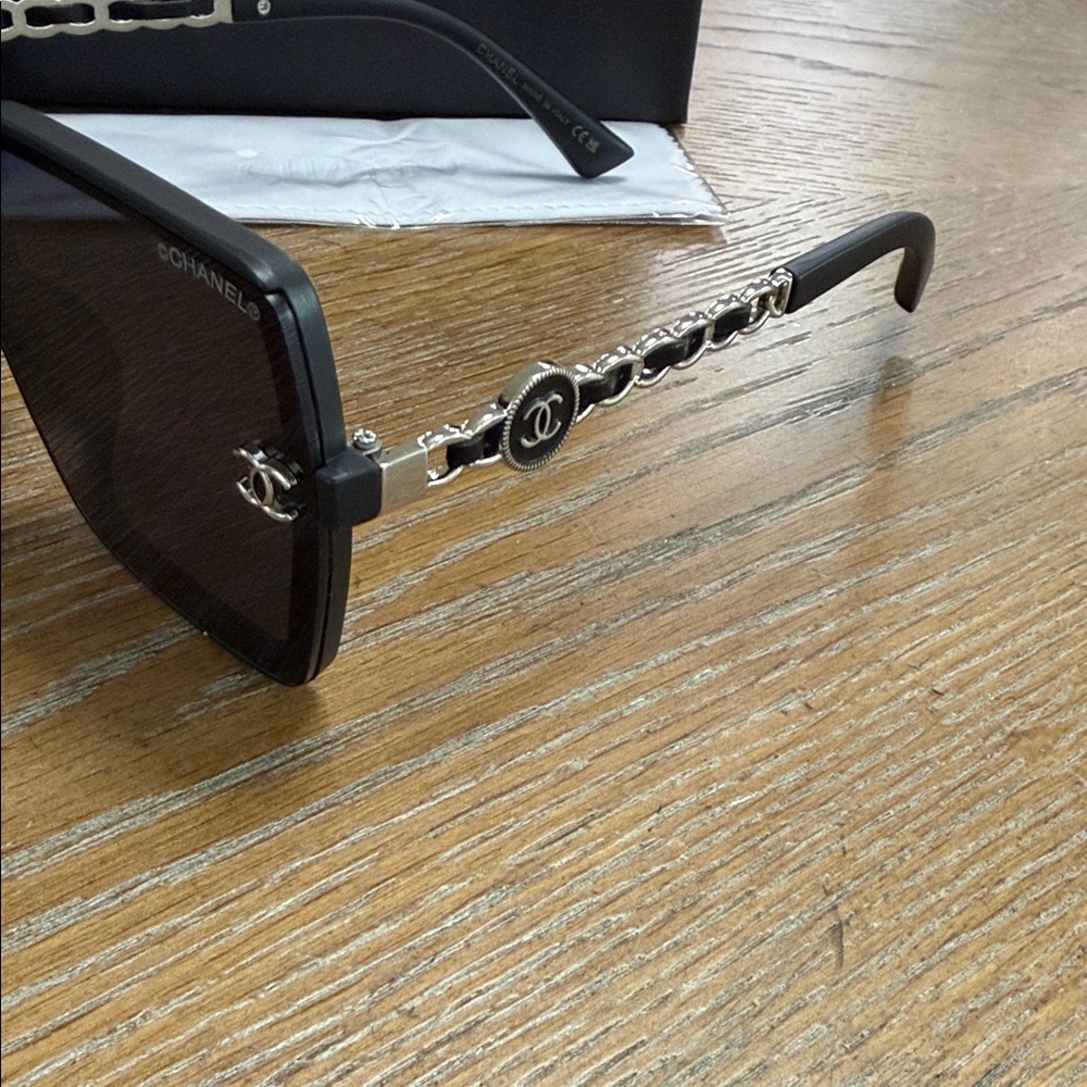 CHANEL Elegant Black & Silver Oversized Sunglasses - Picture 4 of 8